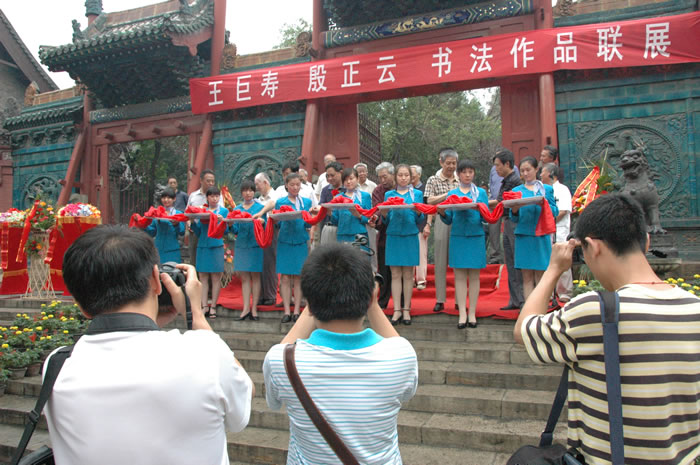 原省人大副主任纪馨芳参观书法展